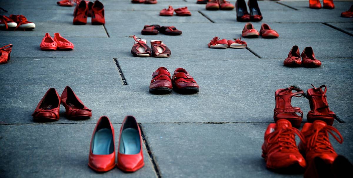 Il simbolo delle scarpe rosse. La violenza sulle donne e lo stereotipo  maschile del potere - L'Anima fa Arte